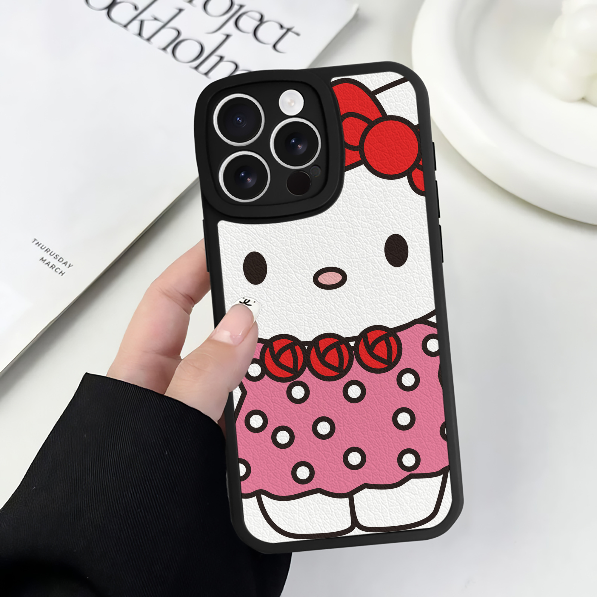 （画像用） Hello Kitty ハローキティ 【iPhone 16シリーズ対応】シリコンスマホケース（レザー調） 材質：シリコン